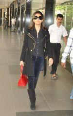 Gauri Khan snapped at international airport on 25th Sept 2012 (9).JPG